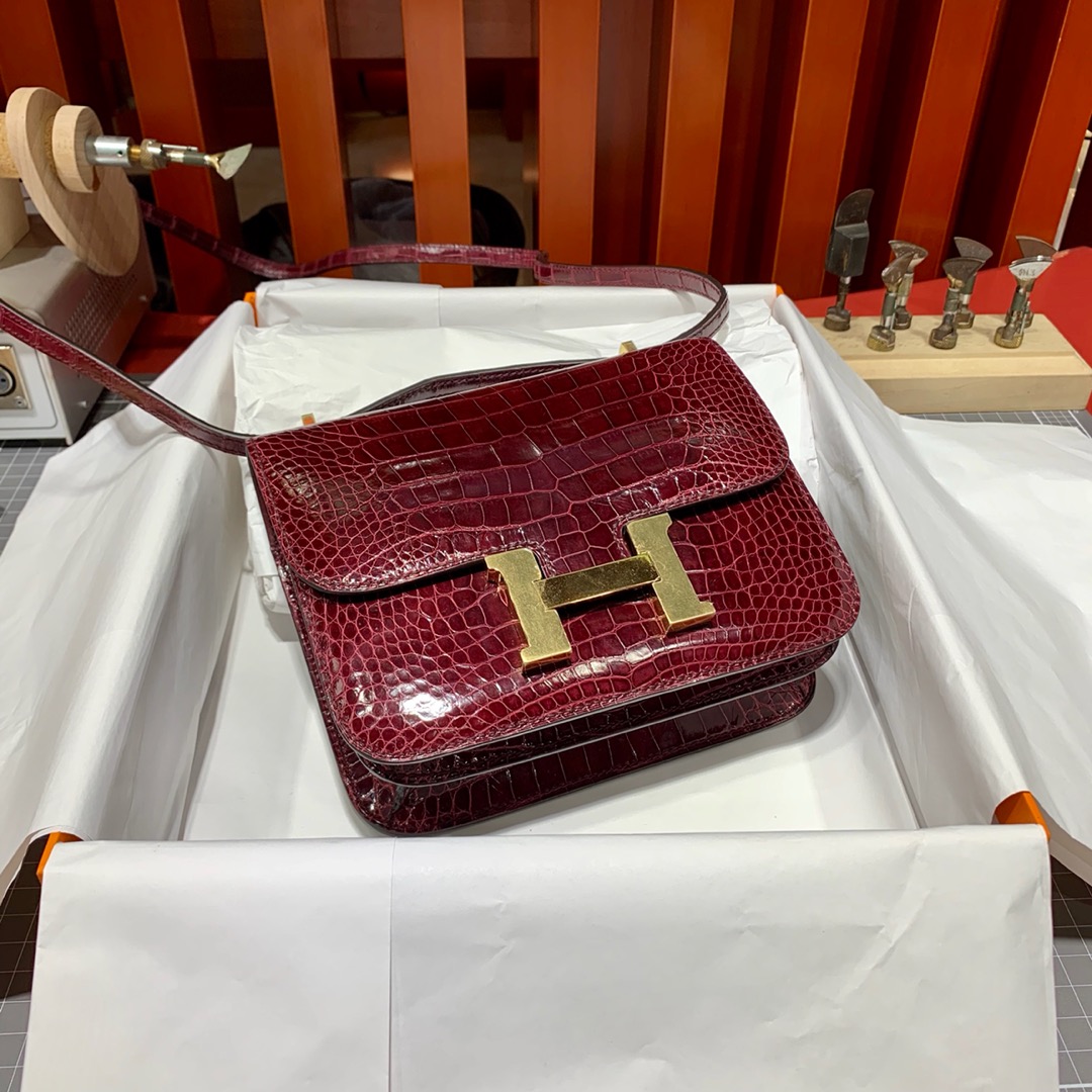 现货 Hermes包包官网 爱马仕亮光鳄鱼皮康斯坦包Constance19CM 酒红色 金扣
