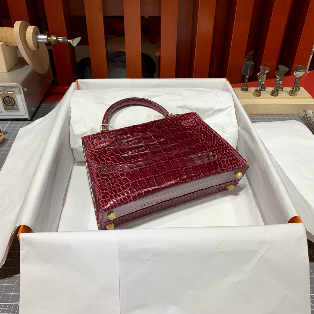 现货 爱马仕Minikelly2代手包 Hermes波尔多酒红亮光鳄鱼皮迷你凯莉包 金扣