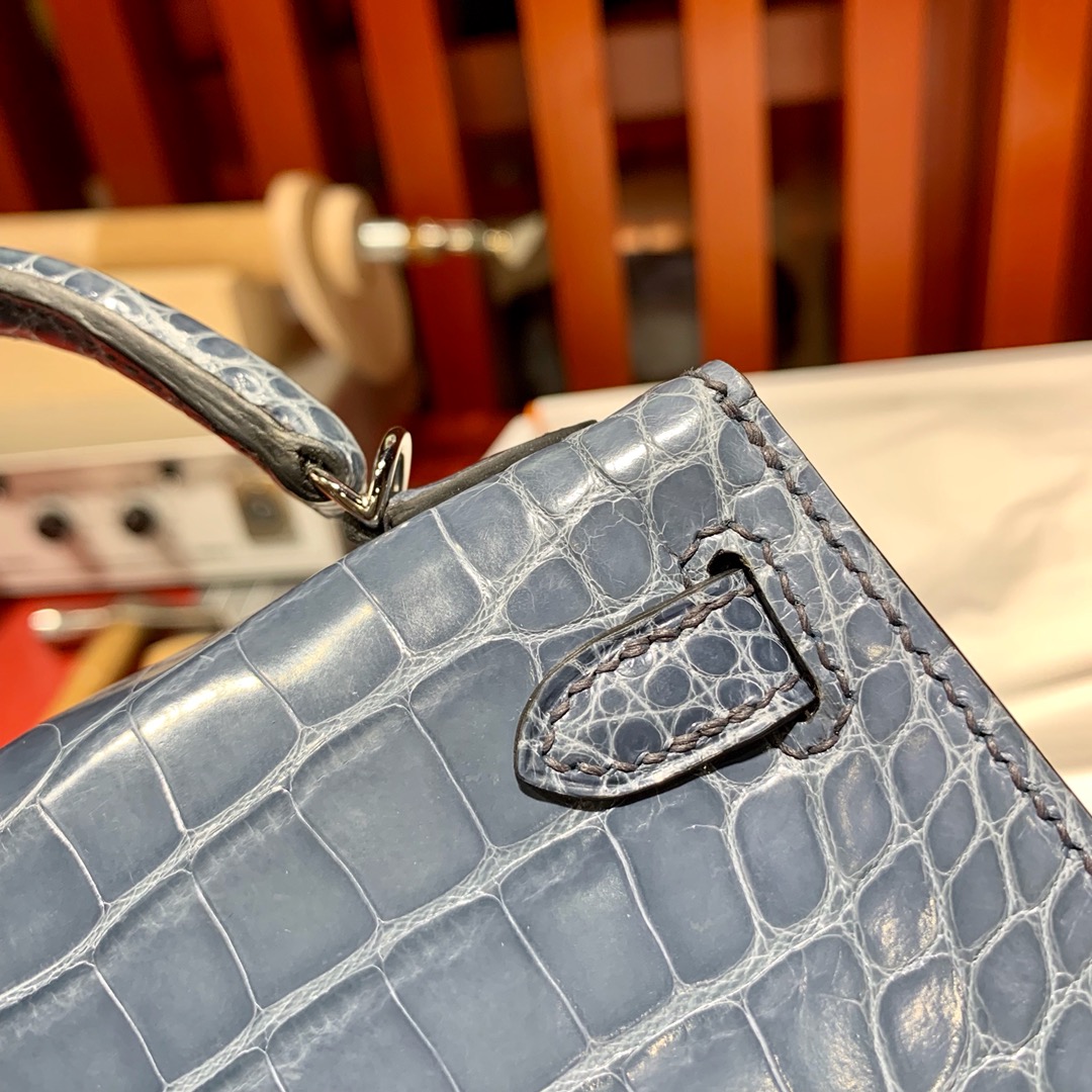 爱马仕包包官网 Hermes Minikelly19CM 2代迷你凯莉包 牛仔蓝亮光鳄鱼皮