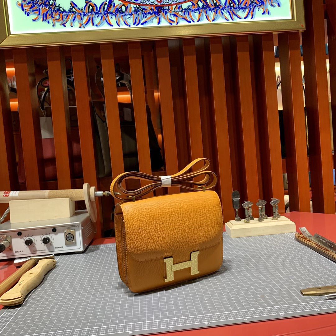 爱马仕空姐包价格 Hermes杏黄色掌纹牛皮康斯坦包Constance19CM 金扣