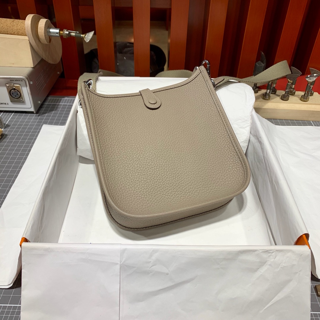爱马仕伊芙琳包价格 Hermes Mini Evelyne17CM 沥青灰 TC牛皮 银扣