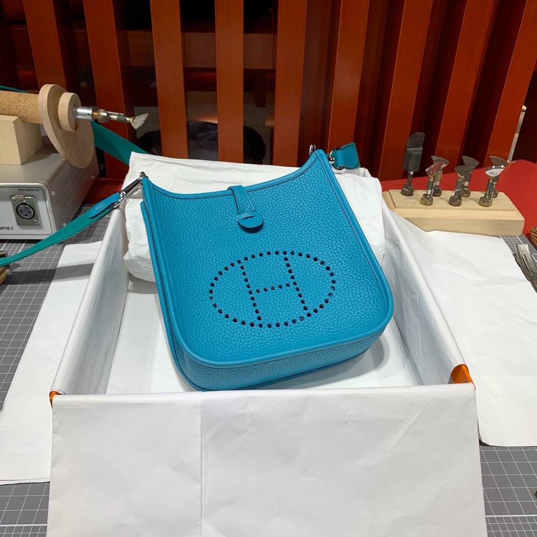 爱马仕女包批发 Hermes Mini Evelyne17CMTC牛皮伊芙林包 伊滋密尔蓝 银扣