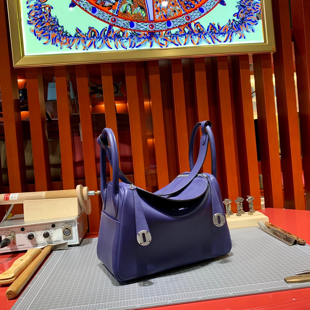 爱马仕琳迪包尺寸 Hermes Lindy26CM M3水墨蓝原厂Swift皮 金银扣