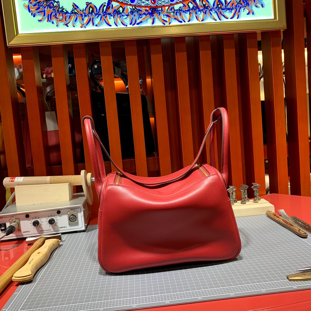 Hermes Lindy26CM 爱马仕宝石红Swift皮琳迪包手提单肩女包 金扣