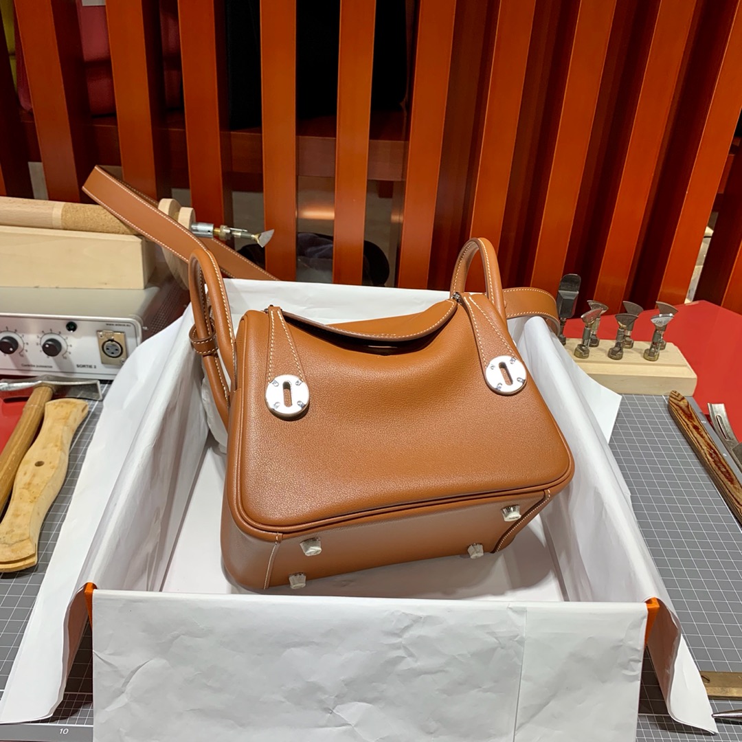 爱马仕迷你琳迪包 Hermes土黄色原厂Swift皮Mini Lindy20CM 金银扣
