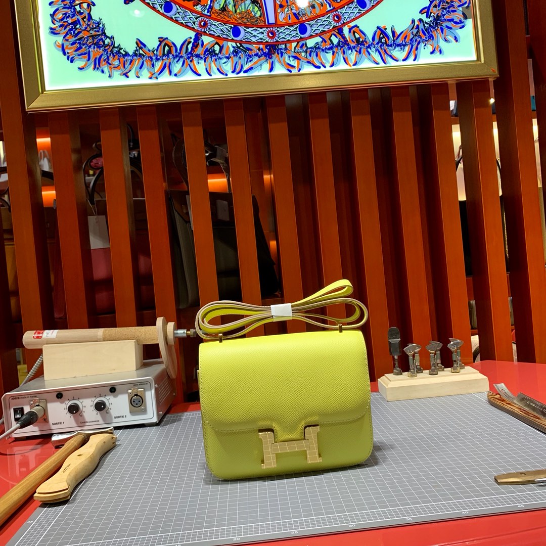 Hermes Constance18CM 爱马仕Epsom掌纹牛皮康斯坦包 鹅蛋黄 金扣