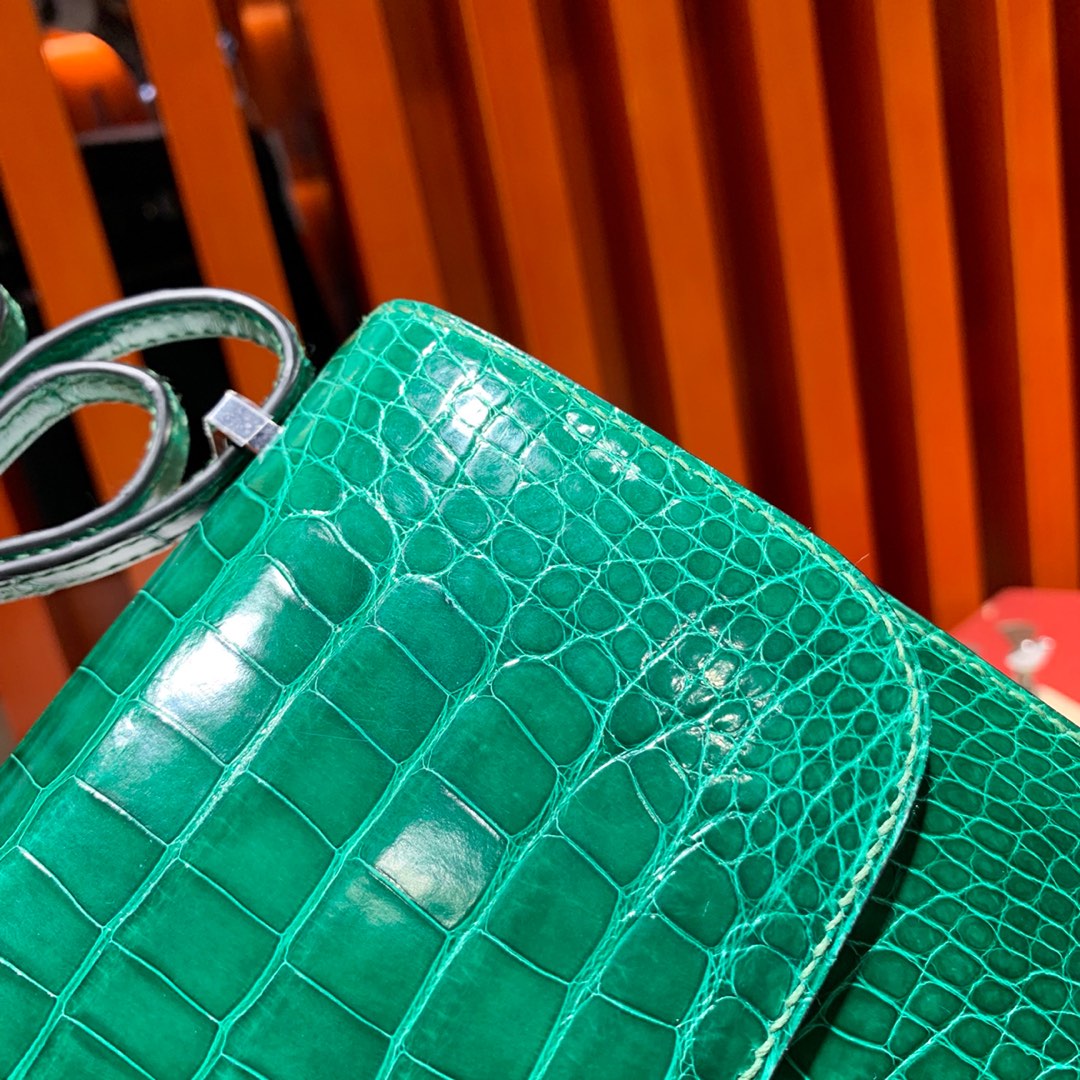现货 Hermes Constance19CM 爱马仕翠绿色亮光鳄鱼皮空姐包 银扣