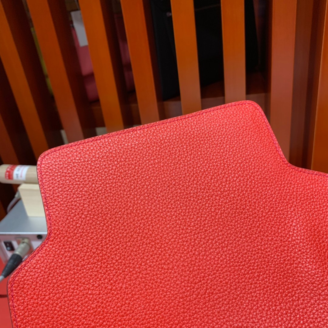 Hermes包包价格 爱马仕原厂Evercolor皮猪鼻子包Roulis24CM 中国红 金扣