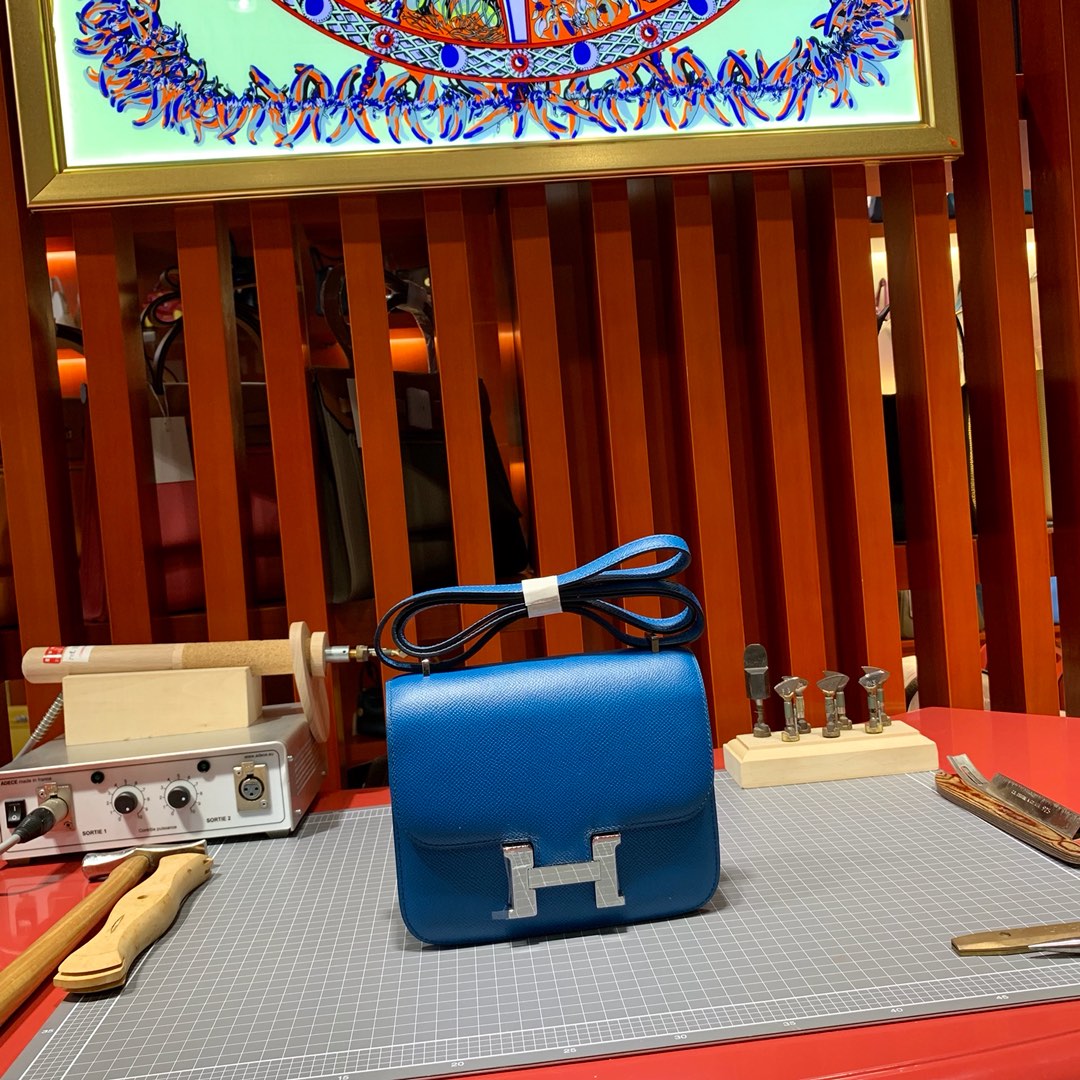 爱马仕包包官网 Hermes Constance19CM 伊兹密尔蓝Epsom皮空姐包 银扣