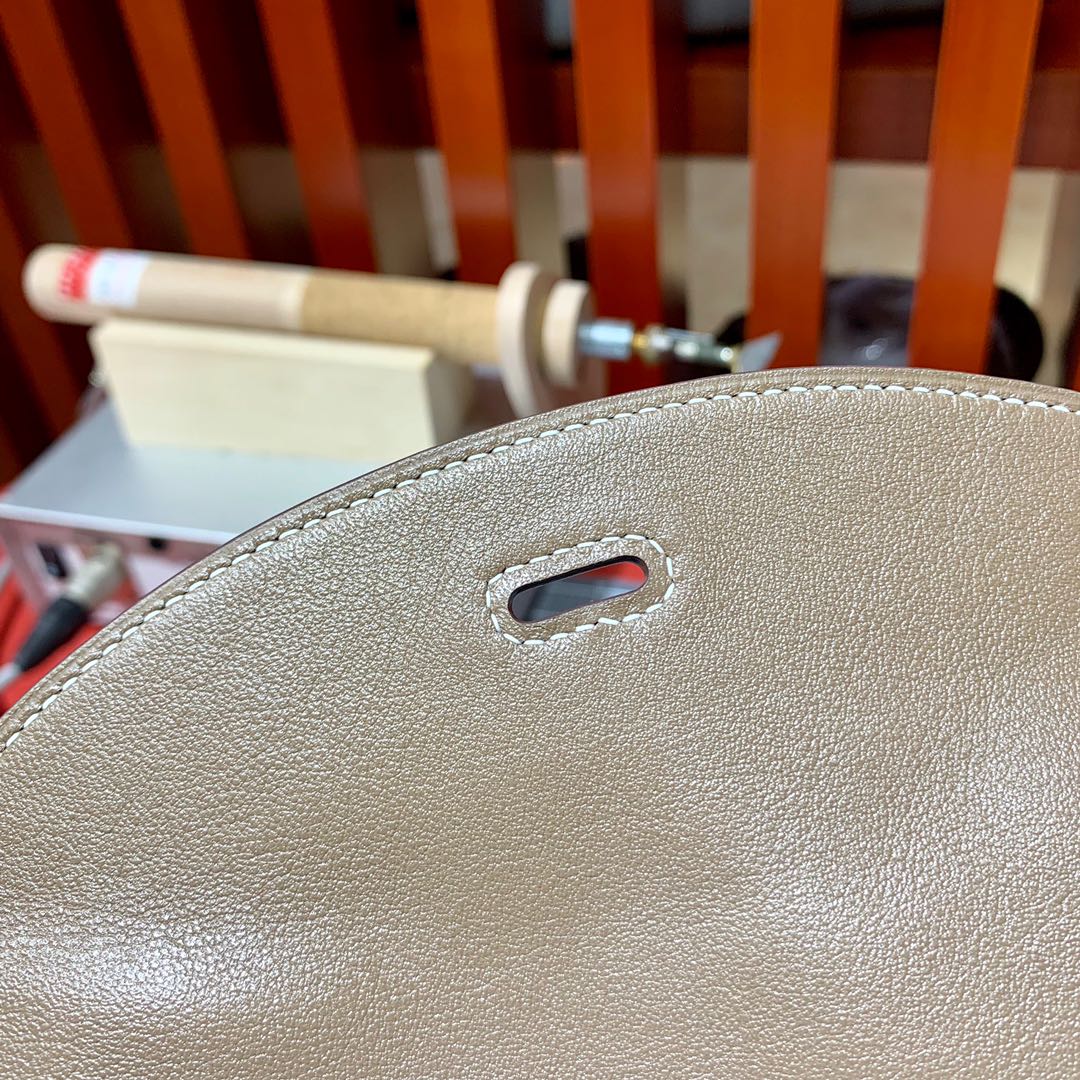 Hermes包包官网 爱马仕原厂Swift皮琳迪包Lindy26CM CK18大象灰 金银扣