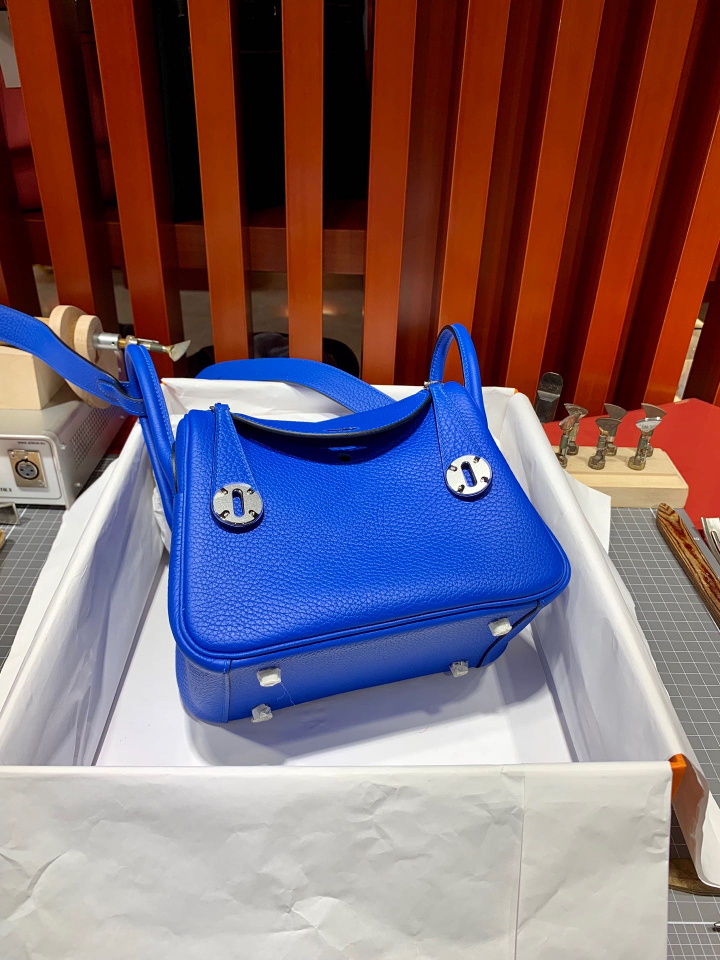 Hermes包包官网 爱马仕希腊蓝Togo牛皮Mini Lindy20cm迷你琳迪包 金银扣