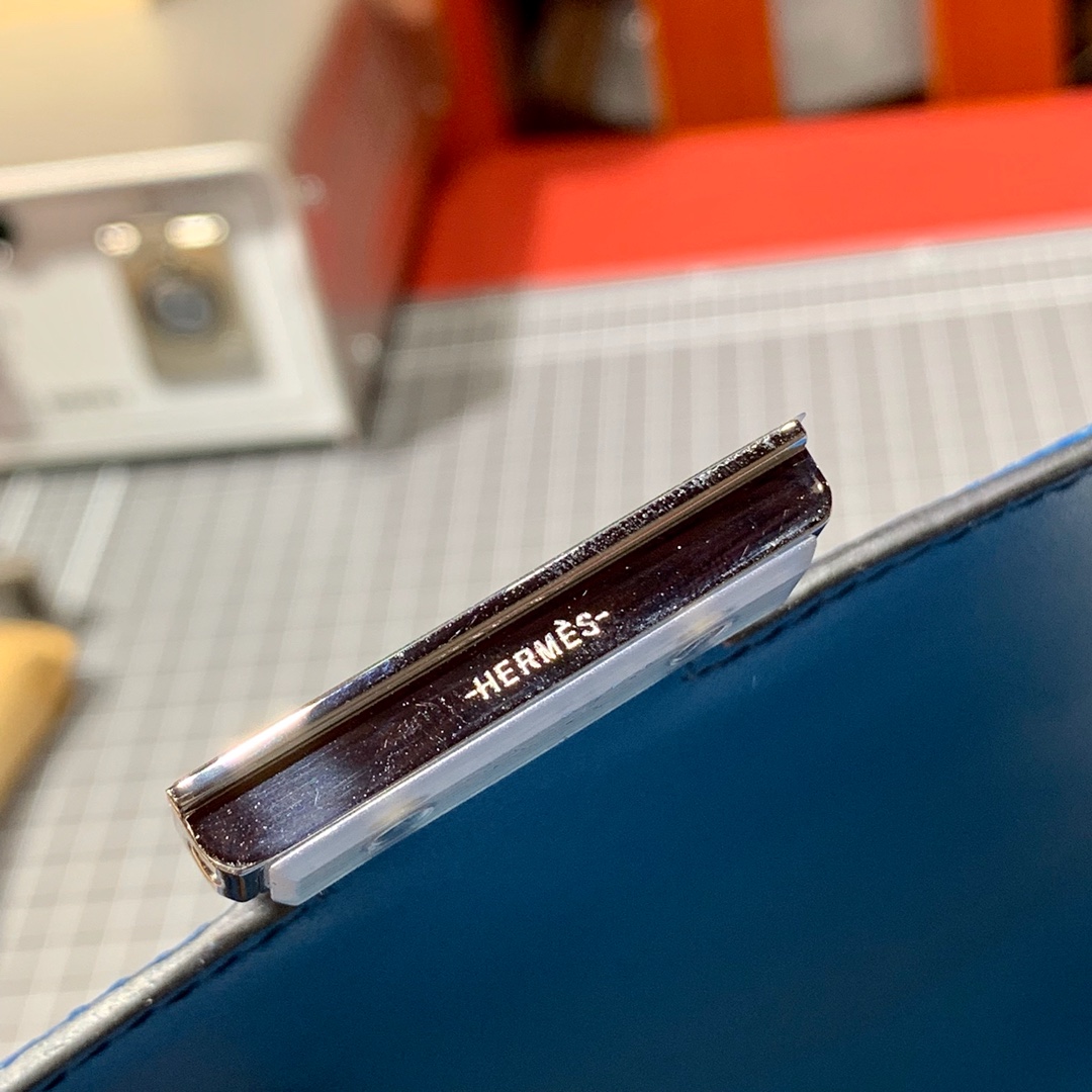 爱马仕包包官网 Hermes Constance19CM 伊兹密尔蓝Epsom皮空姐包 银扣