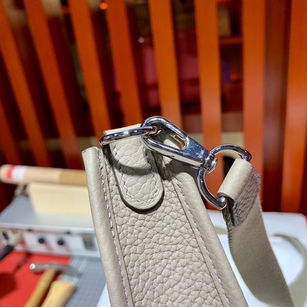 爱马仕伊芙琳包价格 Hermes Mini Evelyne17CM 沥青灰 TC牛皮 银扣