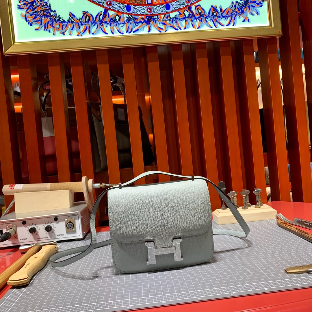 Hermes包包官网 爱马仕冰川灰Epsom掌纹牛皮Constance19CM康斯坦包 银扣
