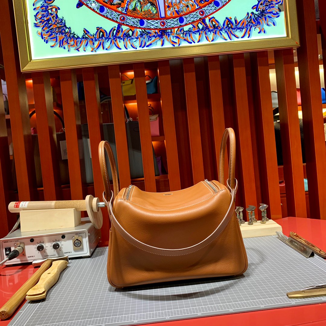 爱马仕女包价格 Hermes Lindy26CM 土黄色Swift皮琳迪包 金银扣