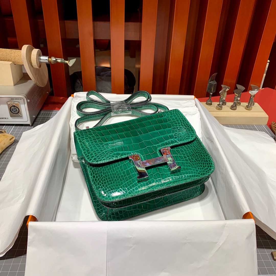 现货 Hermes Constance19CM 爱马仕翠绿色亮光鳄鱼皮空姐包 银扣