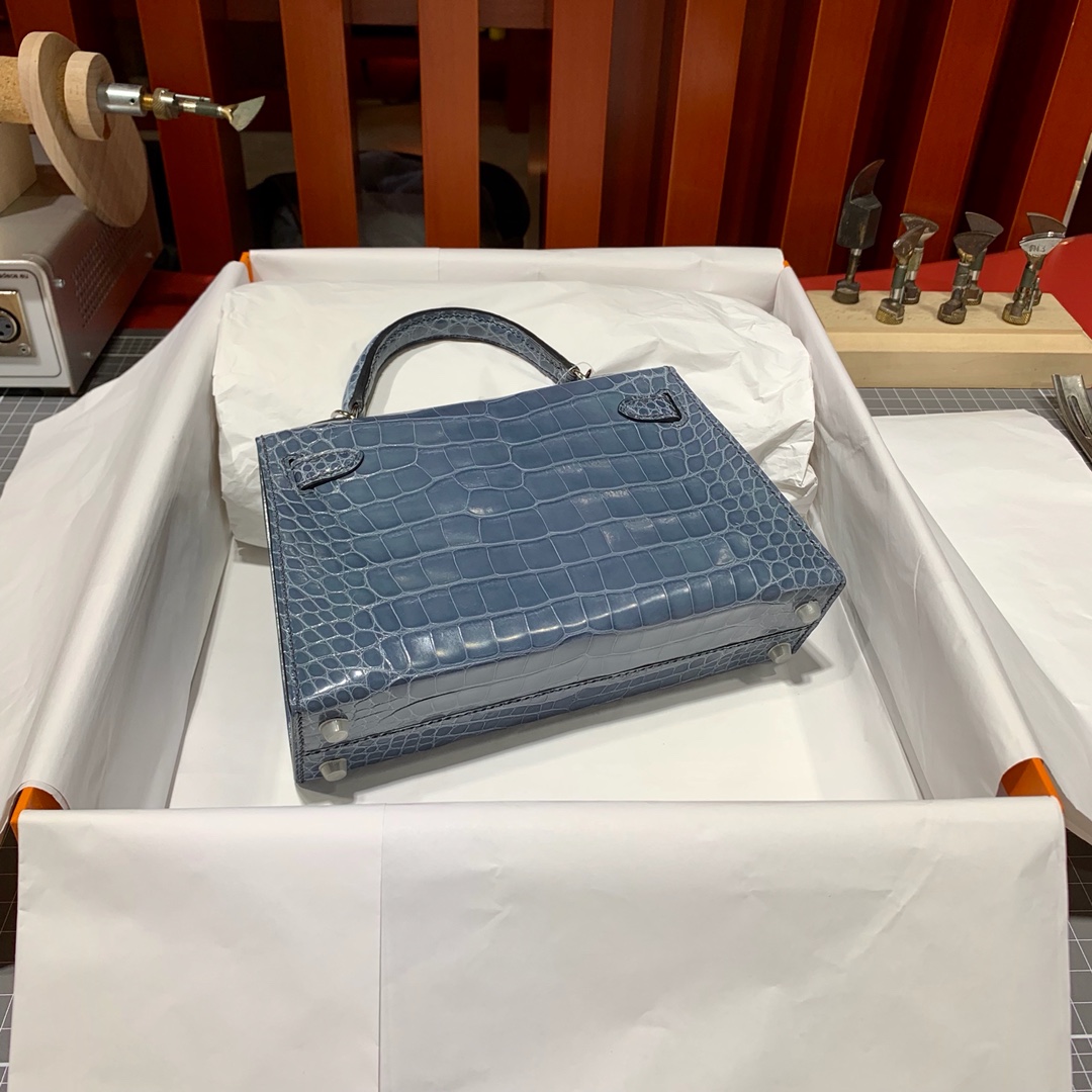 爱马仕包包官网 Hermes Minikelly19CM 2代迷你凯莉包 牛仔蓝亮光鳄鱼皮