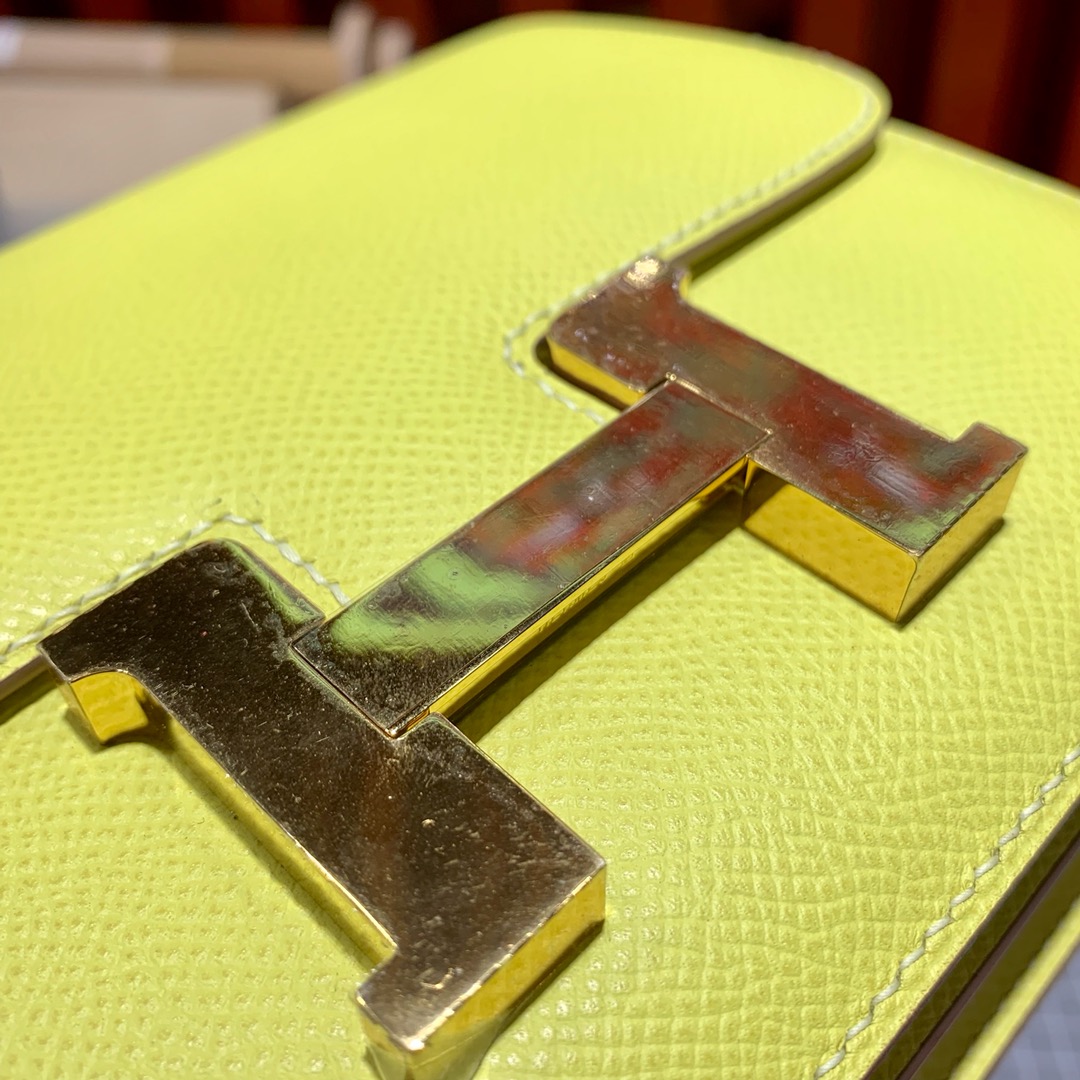 Hermes Constance18CM 爱马仕Epsom掌纹牛皮康斯坦包 鹅蛋黄 金扣