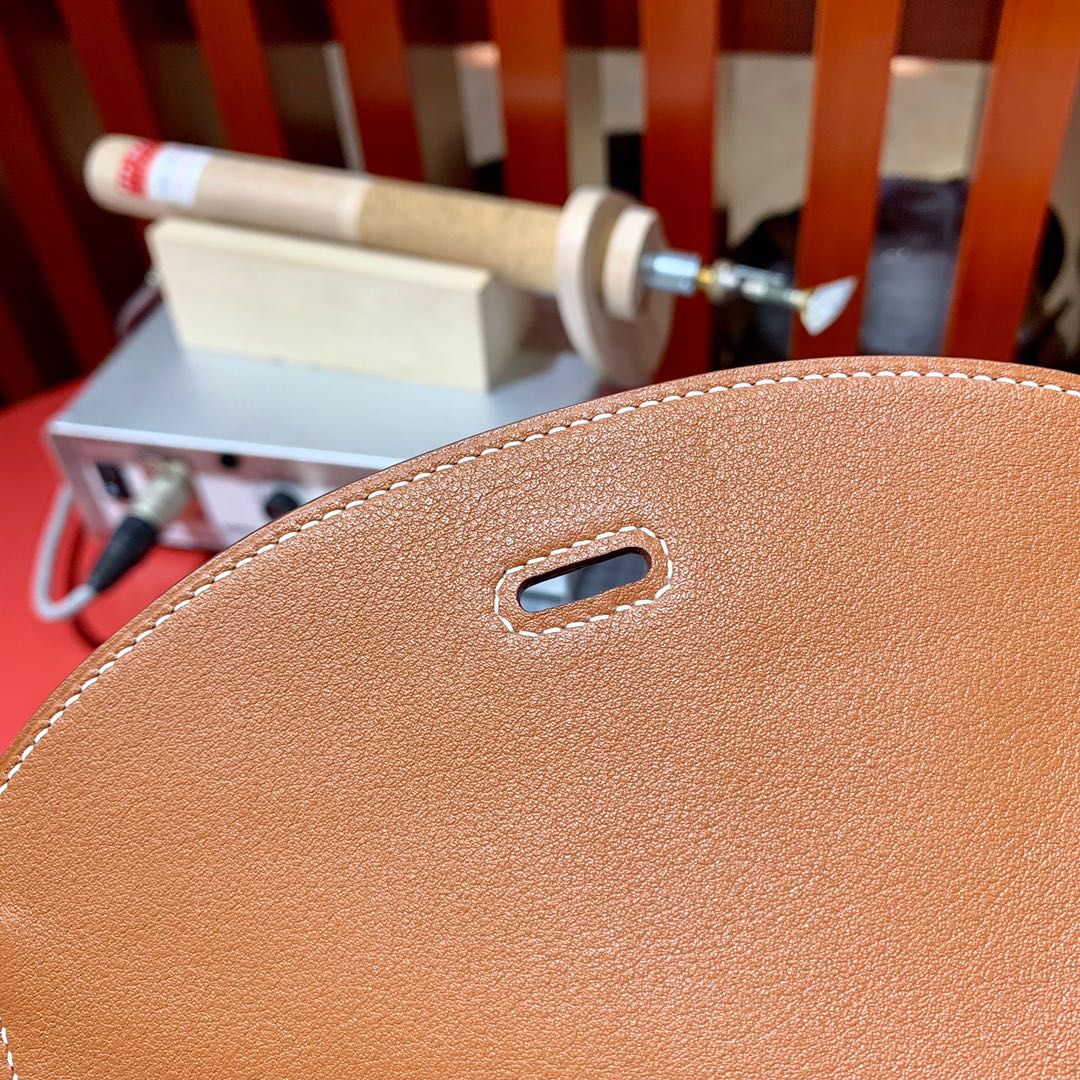 爱马仕女包价格 Hermes Lindy26CM 土黄色Swift皮琳迪包 金银扣