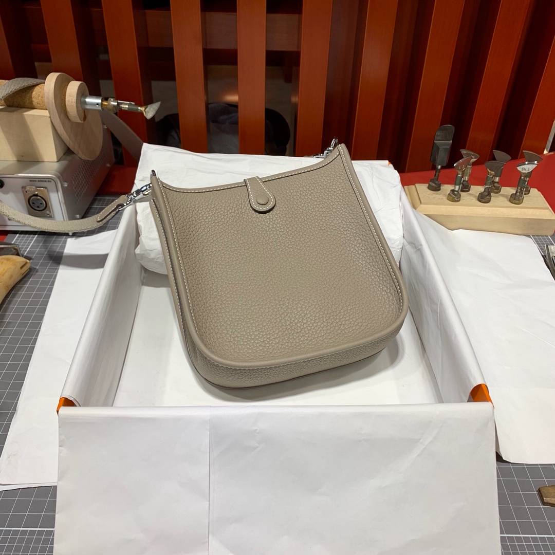 爱马仕女包价格 Hermes Mini Evelyne伊芙林包17CM 沥青灰TC牛皮 银扣