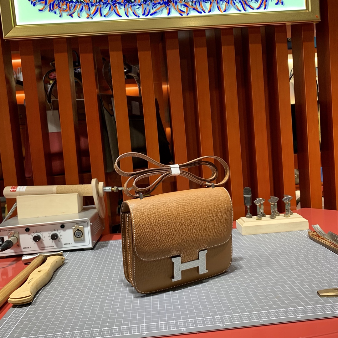 爱马仕空姐包批发 Hermes Constance19CM 土黄色掌纹牛皮 银扣