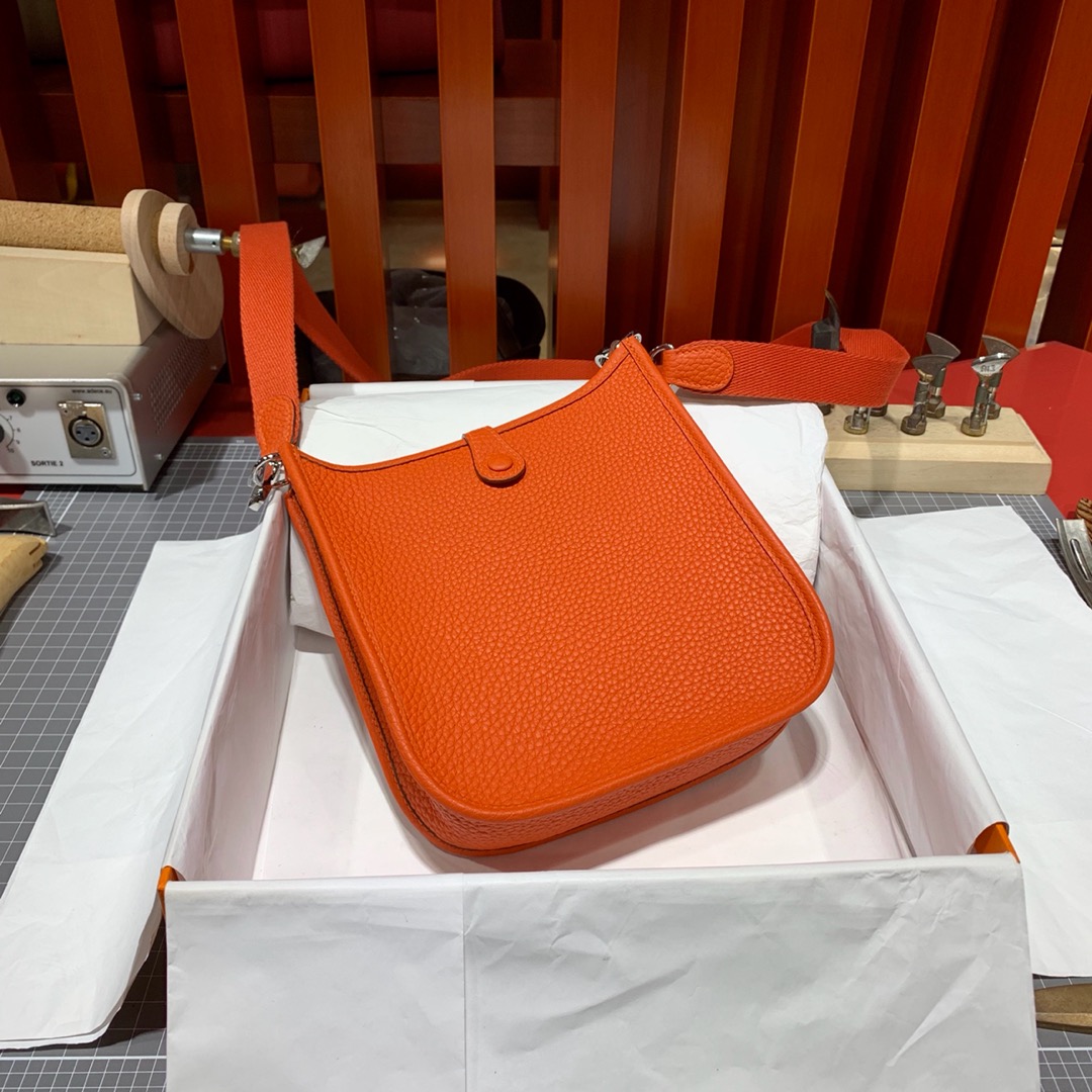 爱马仕女包批发 Hermes Mini Evelyne17CM 火焰橙TC牛皮伊芙琳包 银扣