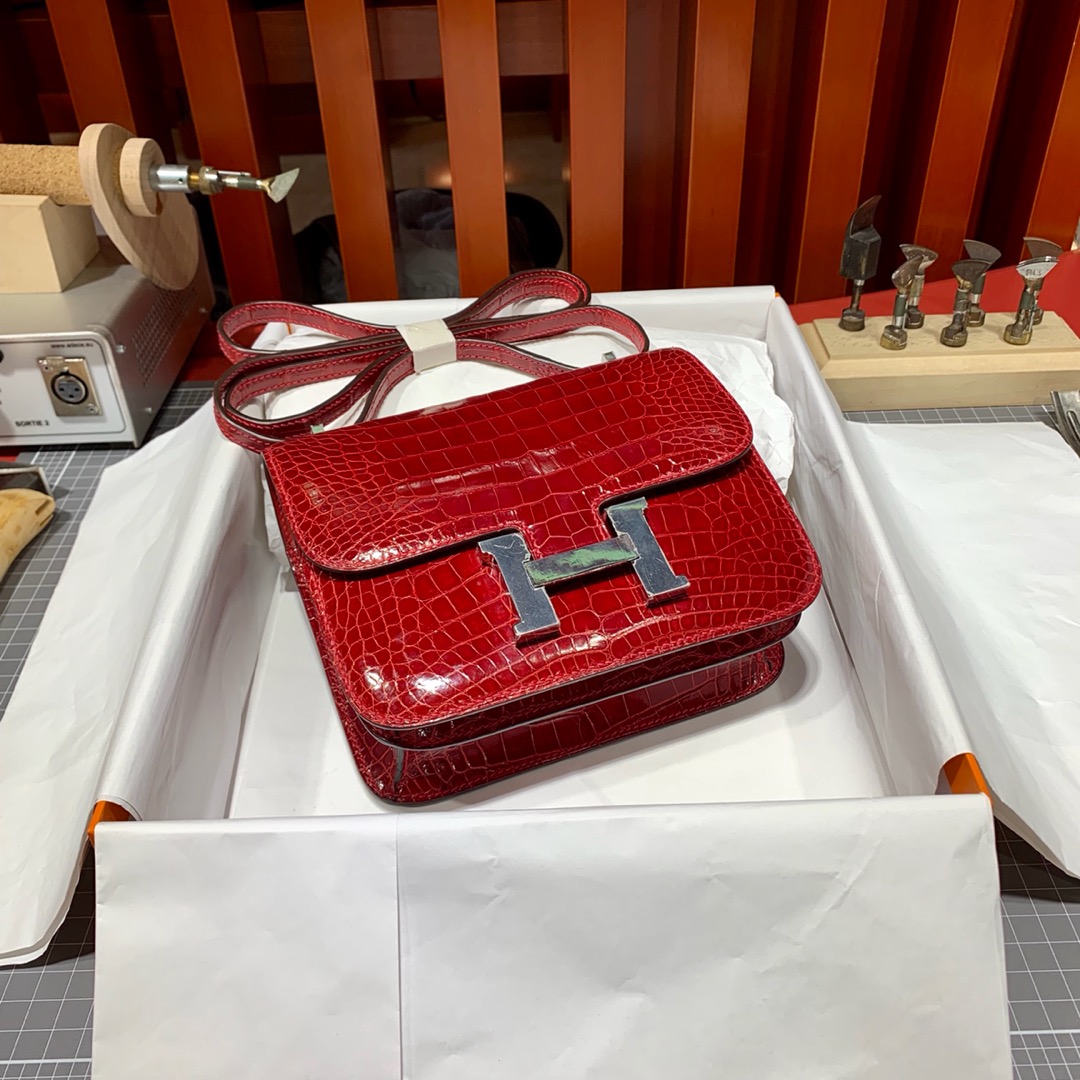 现货 爱马仕康斯坦包 Hermes Constance19cm 中国红亮光鳄鱼皮 银扣