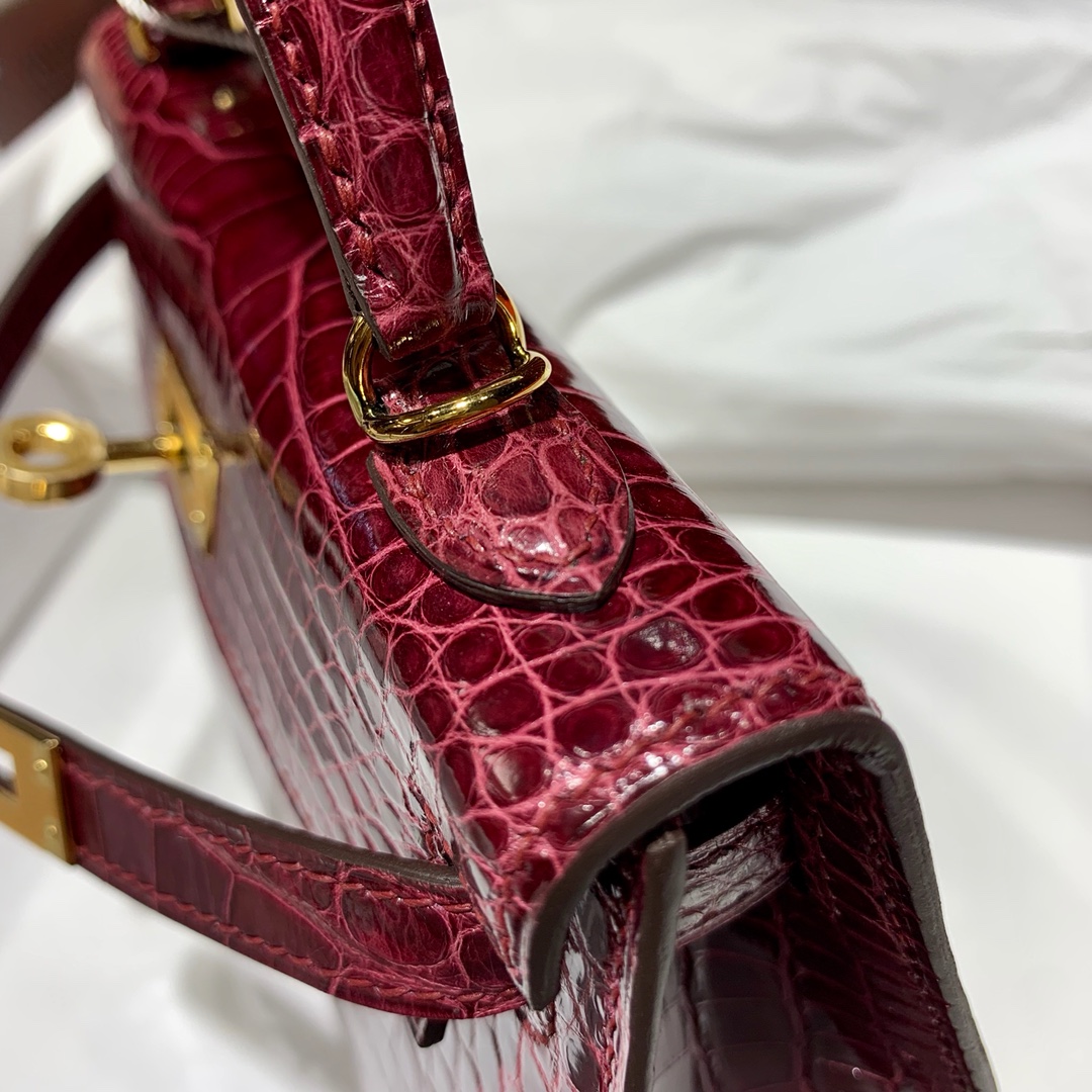 现货 爱马仕Minikelly2代手包 Hermes波尔多酒红亮光鳄鱼皮迷你凯莉包 金扣