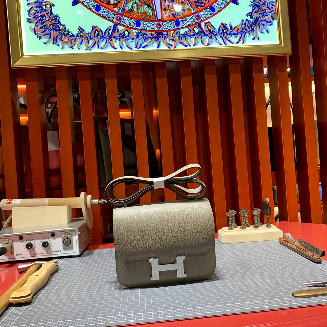 爱马仕女包价格 Hermes Constance19CM 沥青灰掌纹牛皮空姐包 银扣