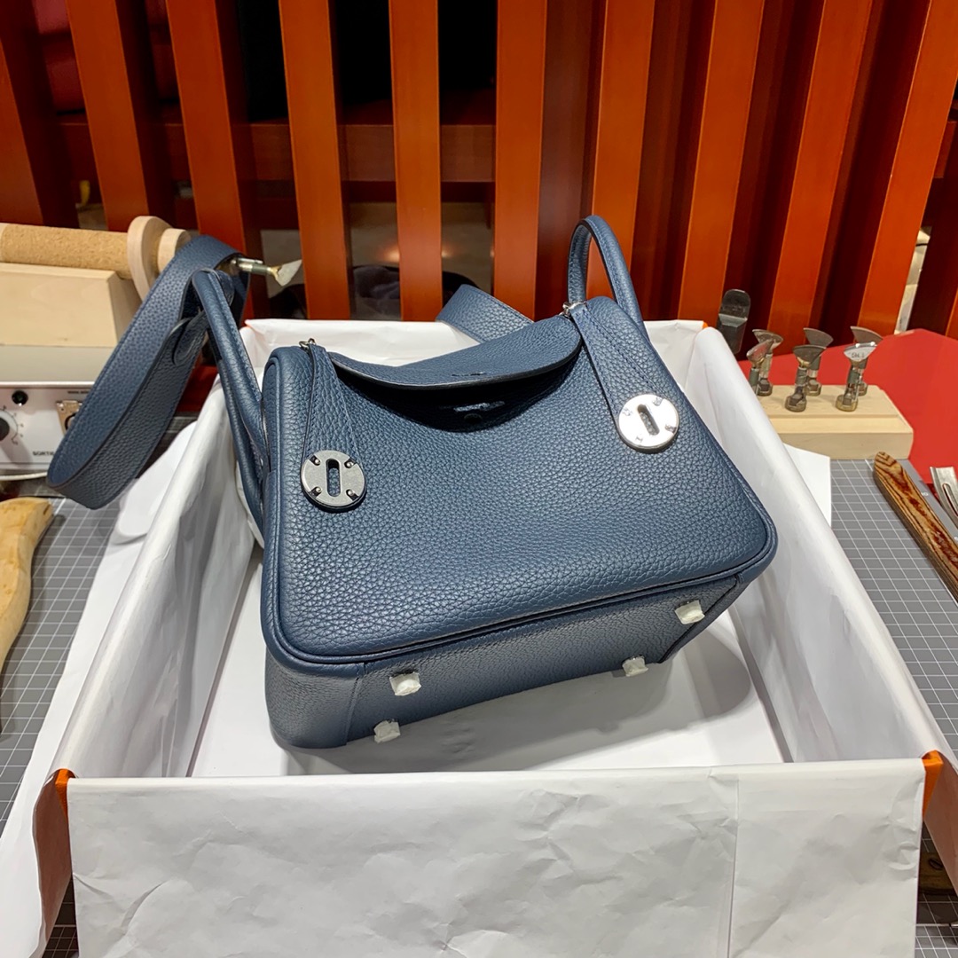 爱马仕女包批发 Hermes Mini Lindy20cm 宝石蓝Togo皮迷你琳迪包 金银扣