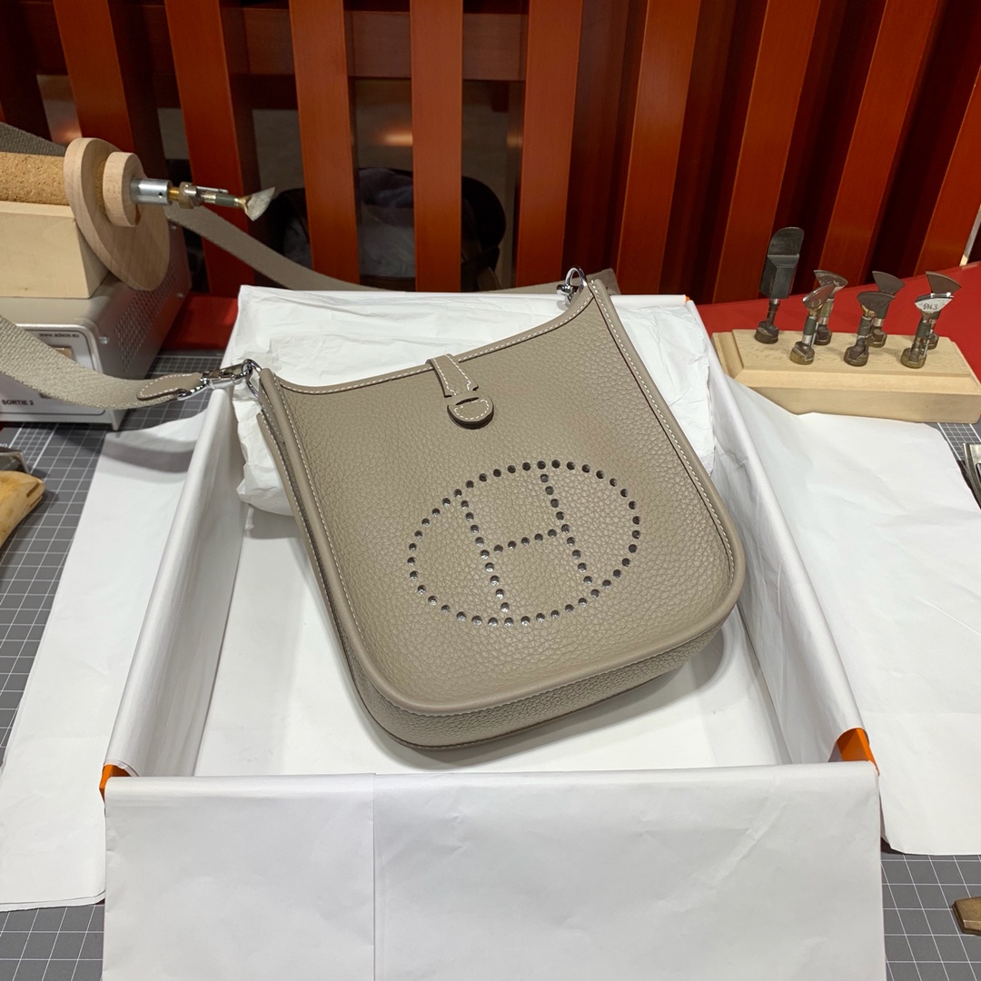 爱马仕女包价格 Hermes Mini Evelyne伊芙林包17CM 沥青灰TC牛皮 银扣