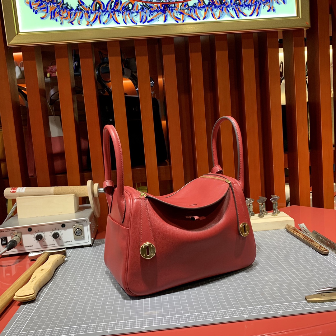 Hermes Lindy26CM 爱马仕宝石红Swift皮琳迪包手提单肩女包 金扣