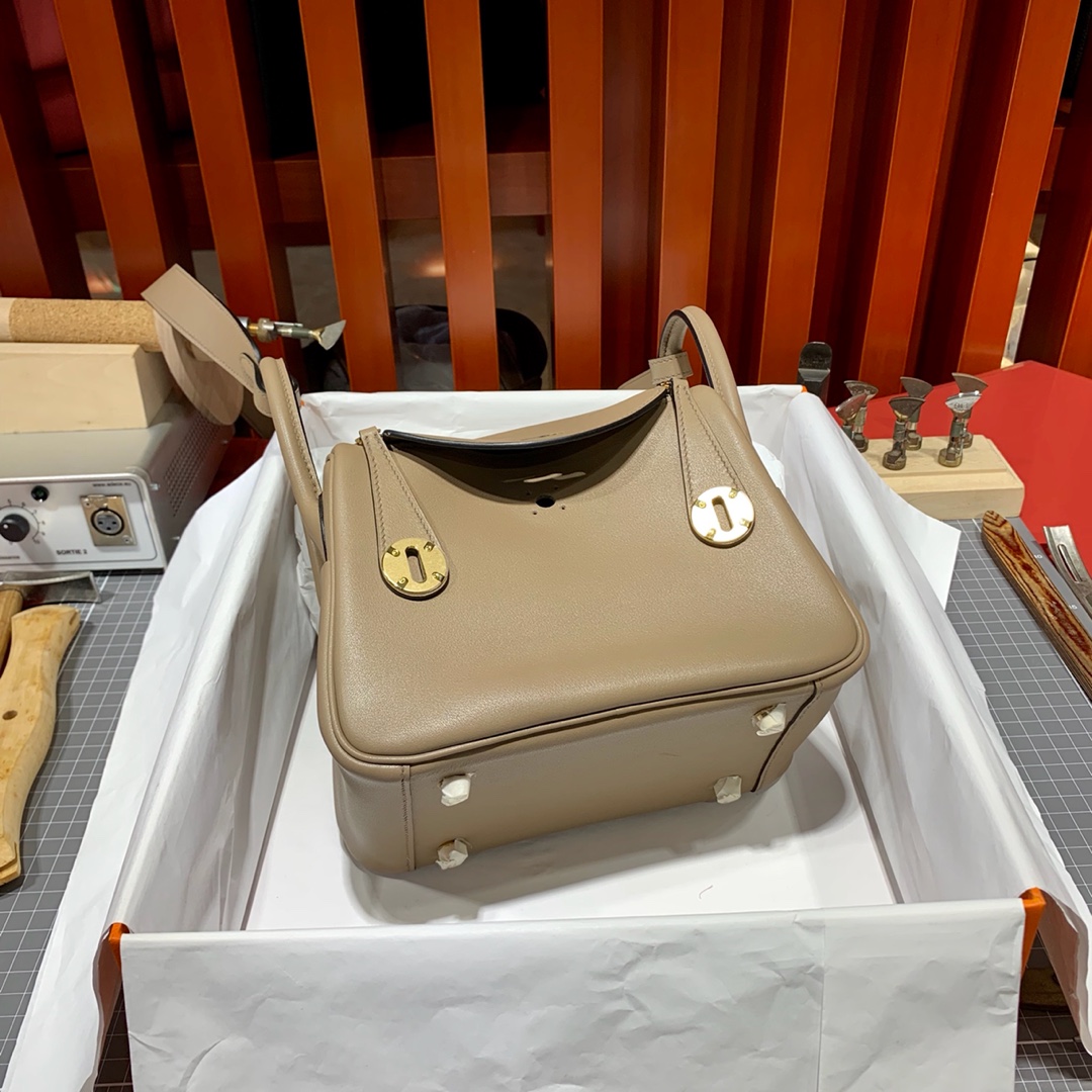 爱马仕迷你琳迪包尺寸 Hermes Mini Lindy20cm 浅灰色Swift皮 金银扣