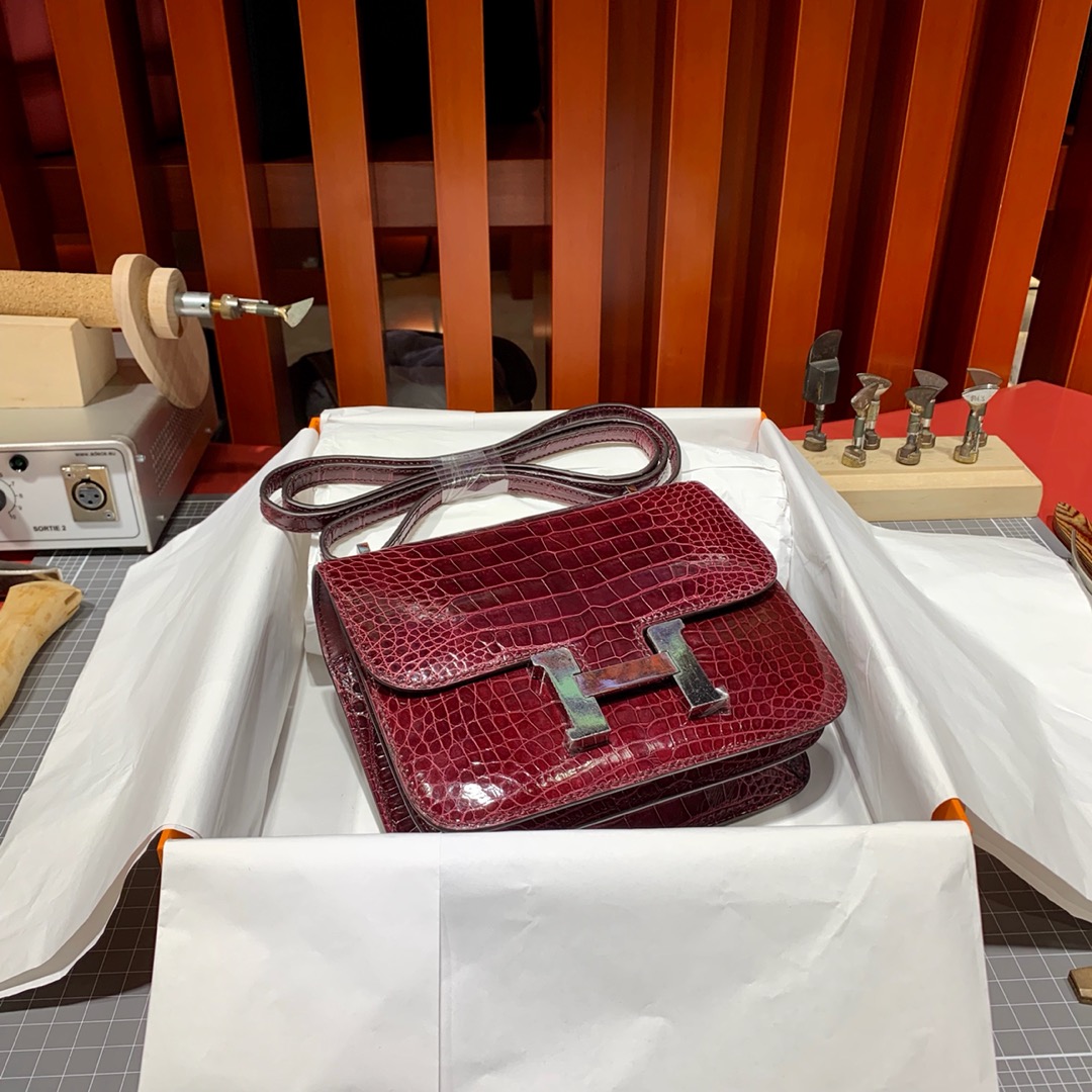 现货 爱马仕Constance包包19CM Hermes酒红色美洲鳄鱼皮空姐包 银扣