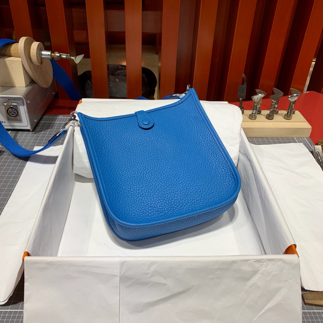 爱马仕伊芙琳包价格 Hermes Mini Evelyne17CM 坦桑尼亚蓝TC牛皮 银扣