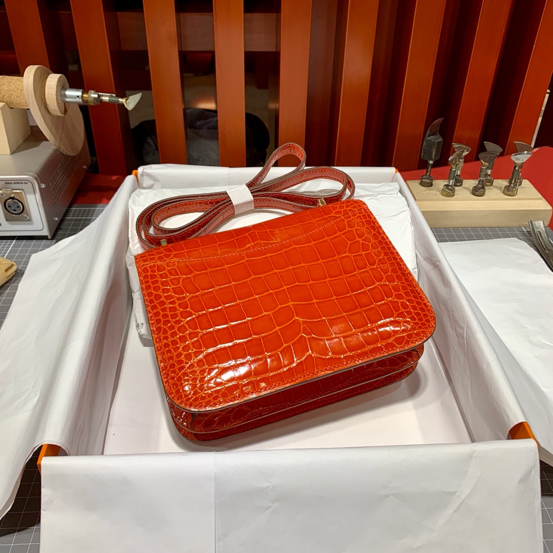 现货 爱马仕空姐包价格 Hermes Constance19CM美洲鳄鱼皮 橙色银扣