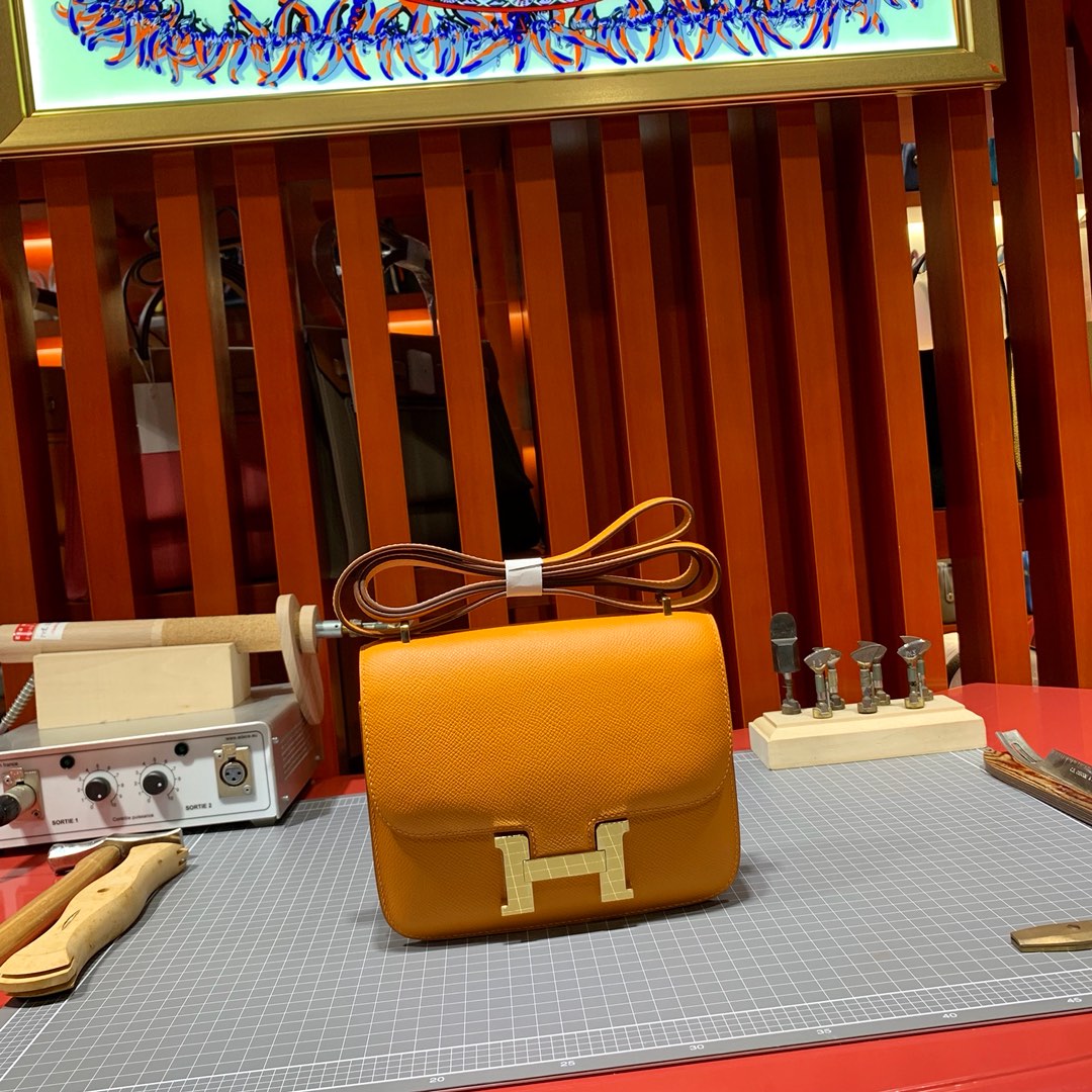 爱马仕空姐包价格 Hermes杏黄色掌纹牛皮康斯坦包Constance19CM 金扣