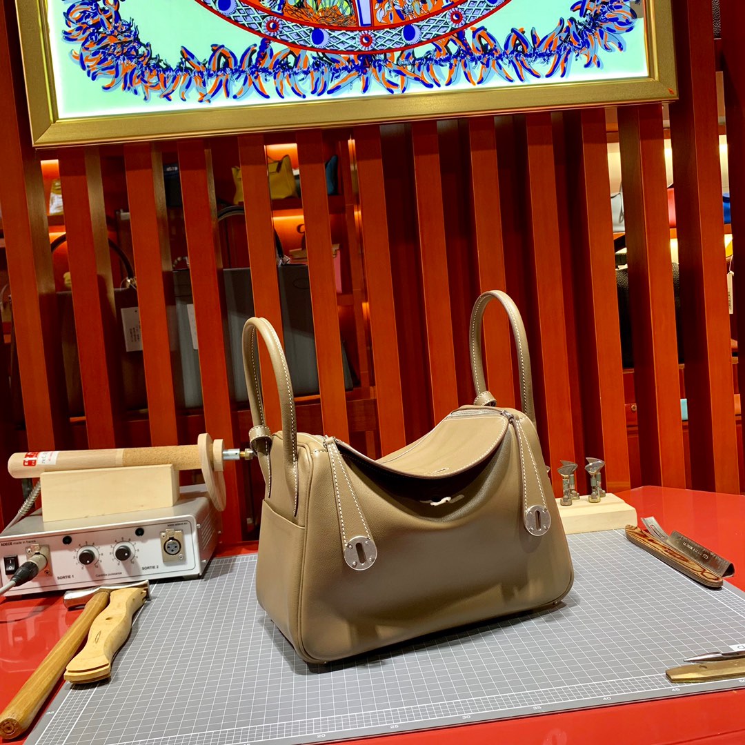 Hermes包包官网 爱马仕原厂Swift皮琳迪包Lindy26CM CK18大象灰 金银扣