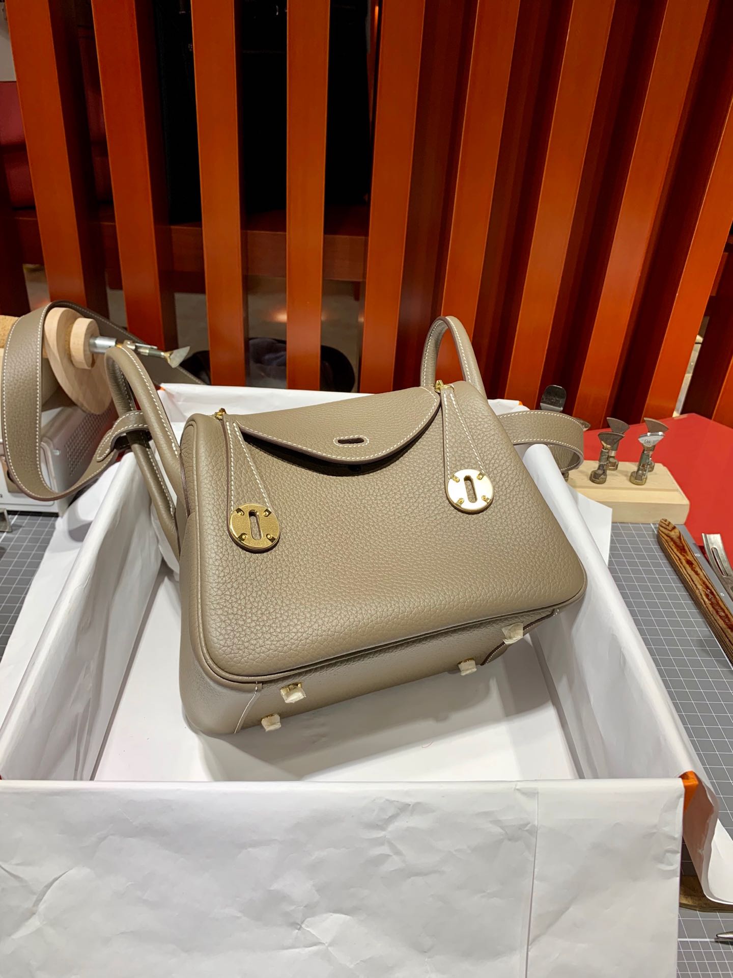 现货 爱马仕迷你琳迪包 Hermes Mini Lindy20cm 大象灰Togo牛皮 金银扣