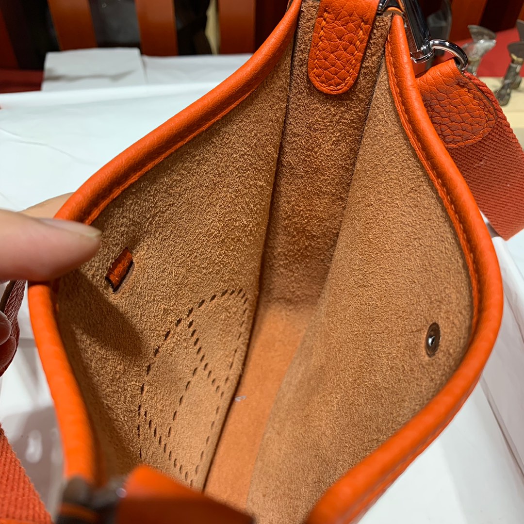 爱马仕女包批发 Hermes Mini Evelyne17CM 火焰橙TC牛皮伊芙琳包 银扣