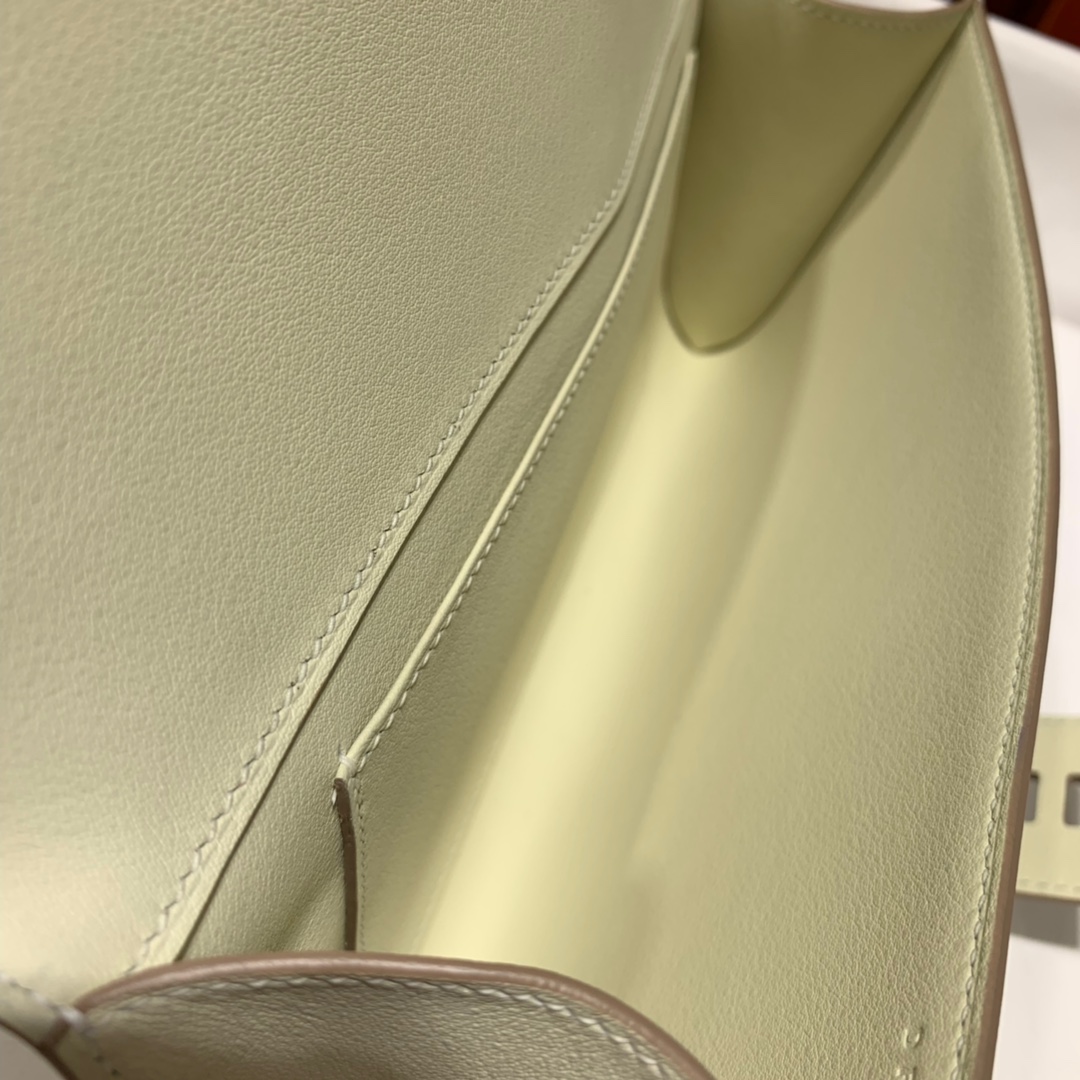 Hermes晚宴包 爱马仕奶昔白Swift皮Medor clutch CDC手包 银扣