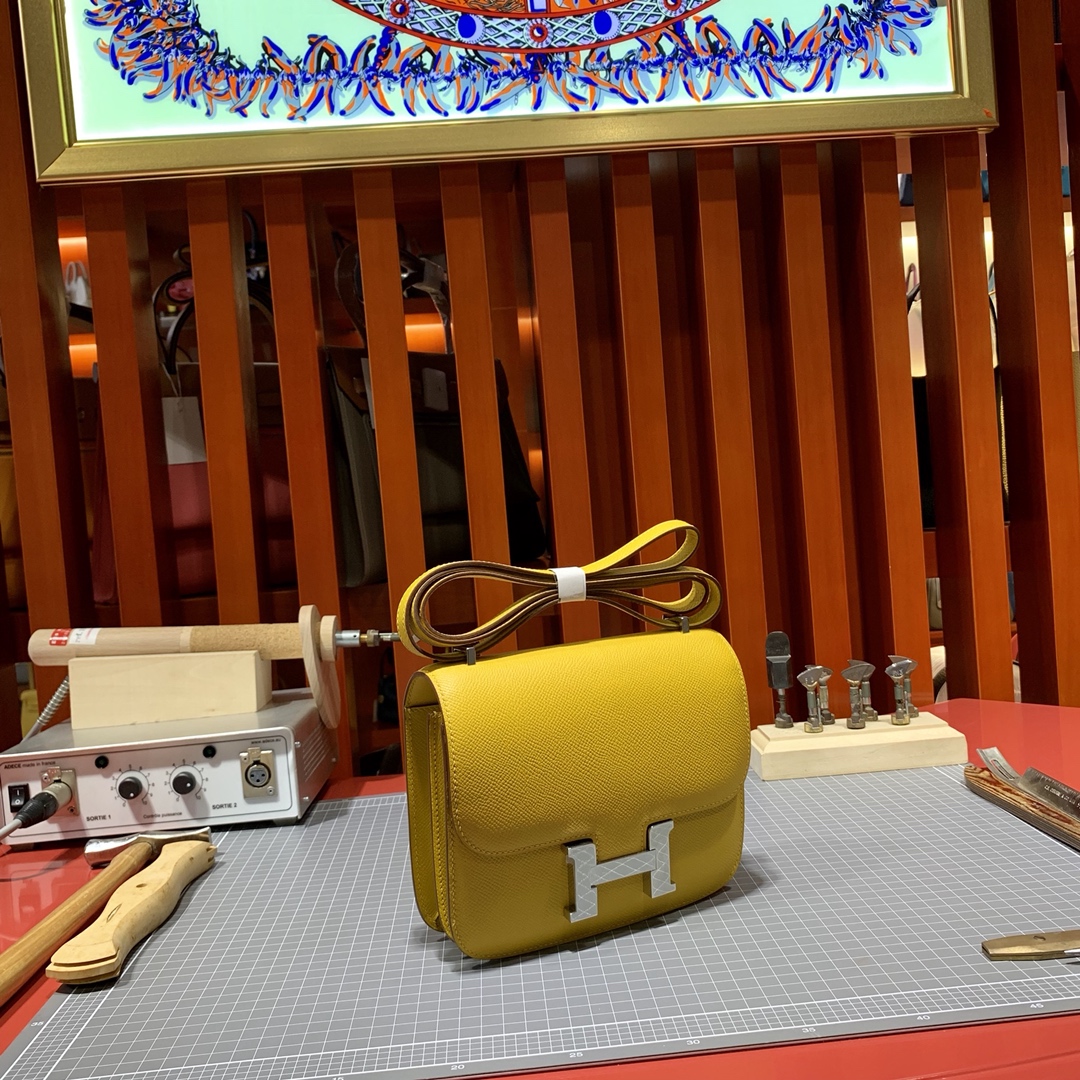 爱马仕康斯坦包价格 Hermes琥珀黄原厂Epsom牛皮Constance19CM 银扣