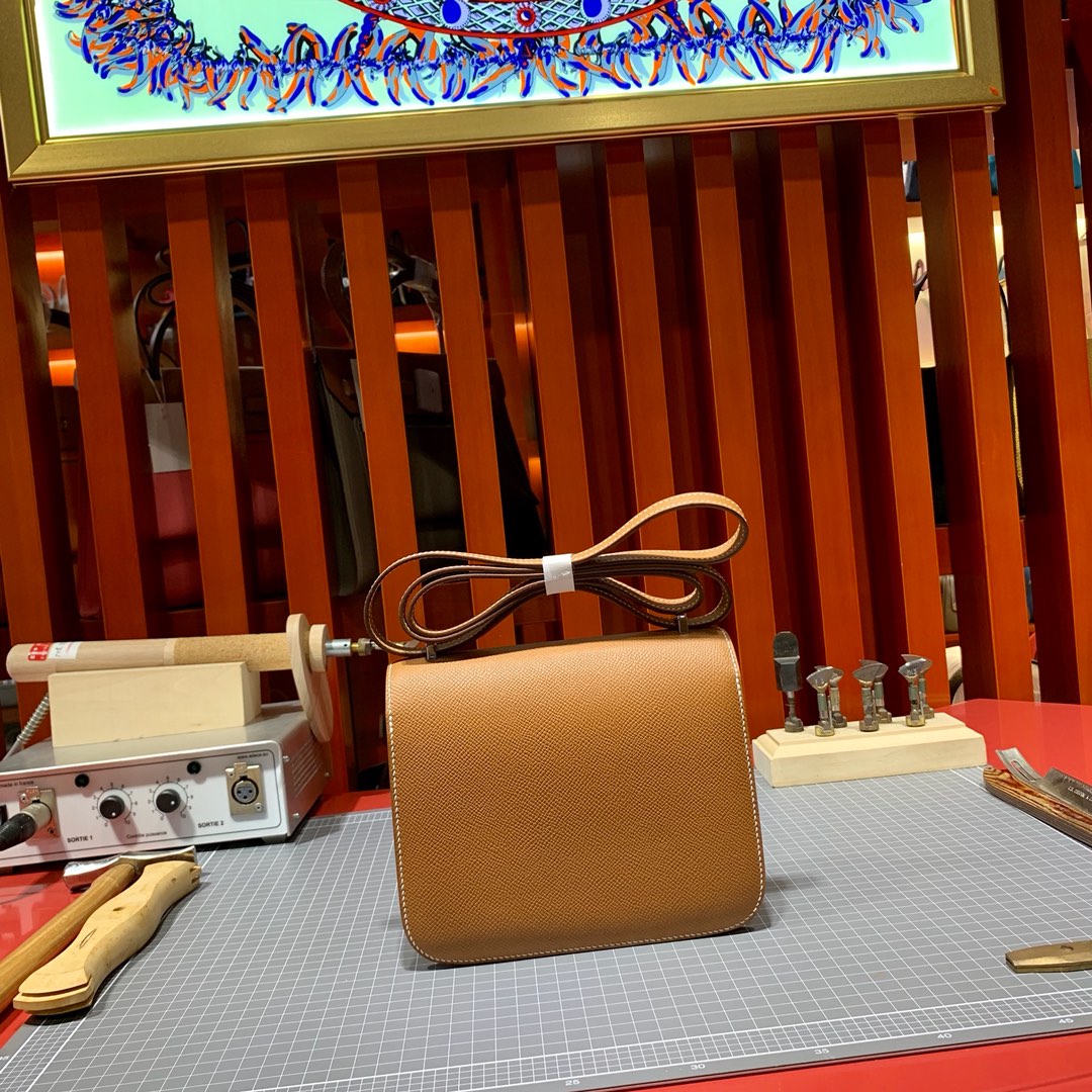 爱马仕空姐包批发 Hermes Constance19CM 土黄色掌纹牛皮 银扣
