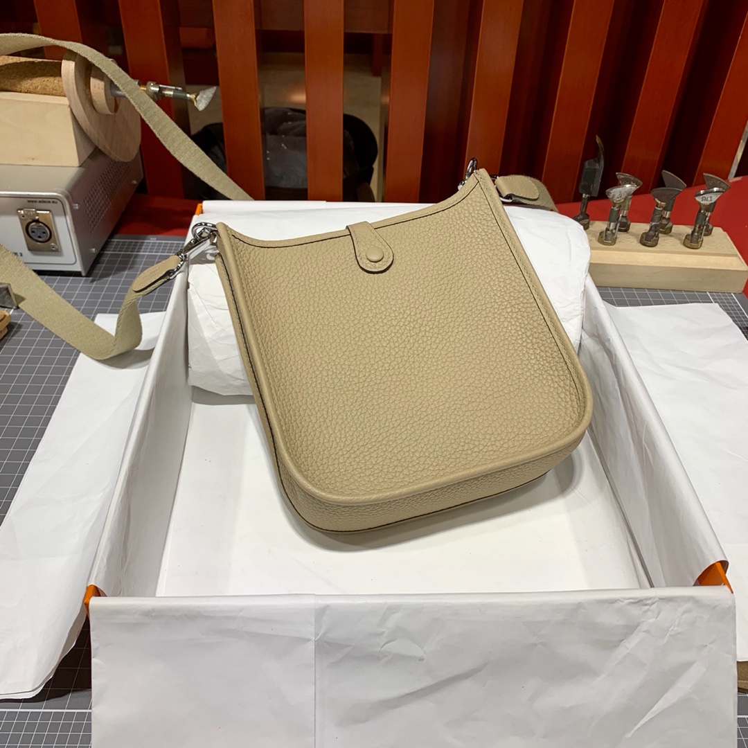 广州白云皮具城 Hermes爱马仕迷你伊芙琳包Mini Evelyne17CM 风衣灰