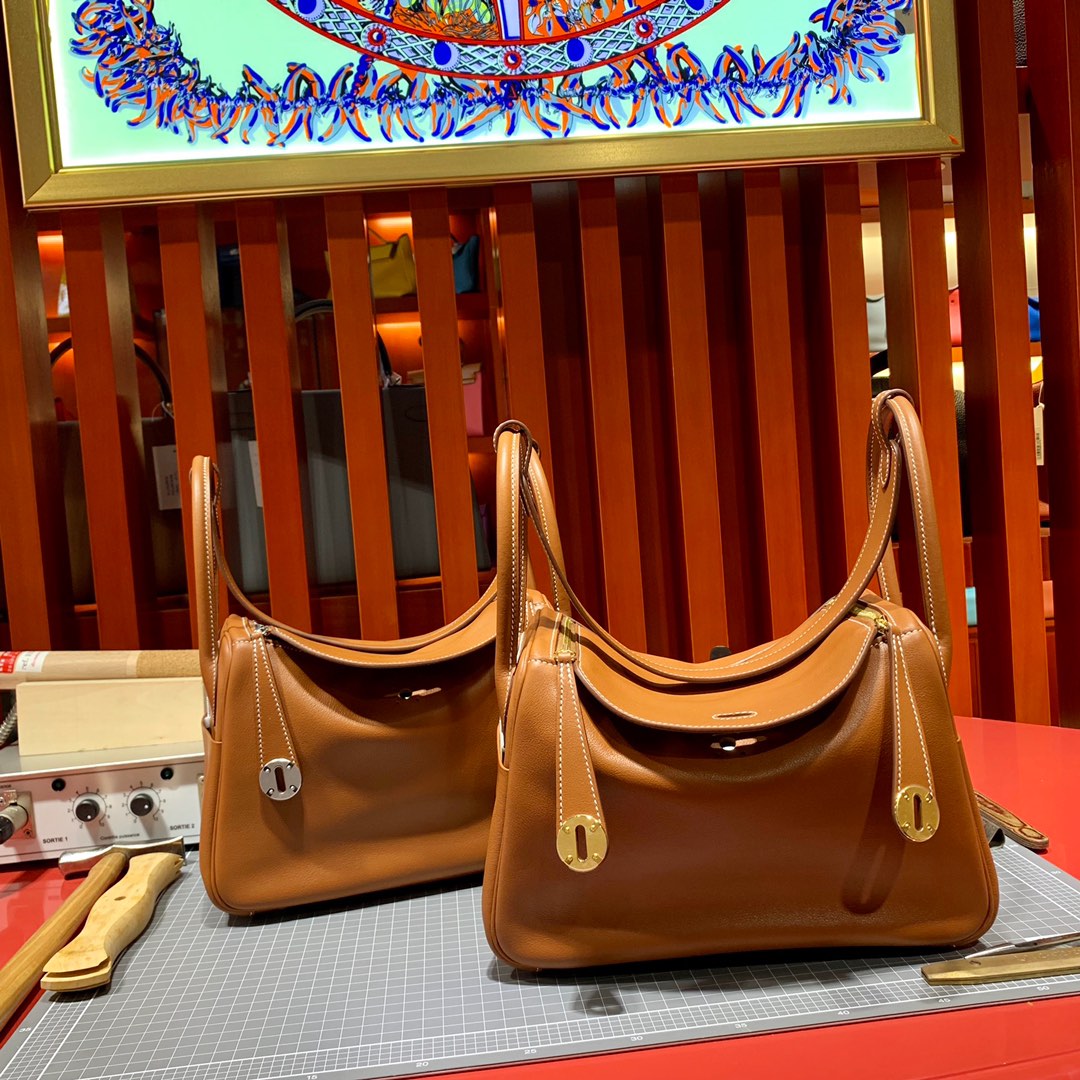 爱马仕女包价格 Hermes Lindy26CM 土黄色Swift皮琳迪包 金银扣