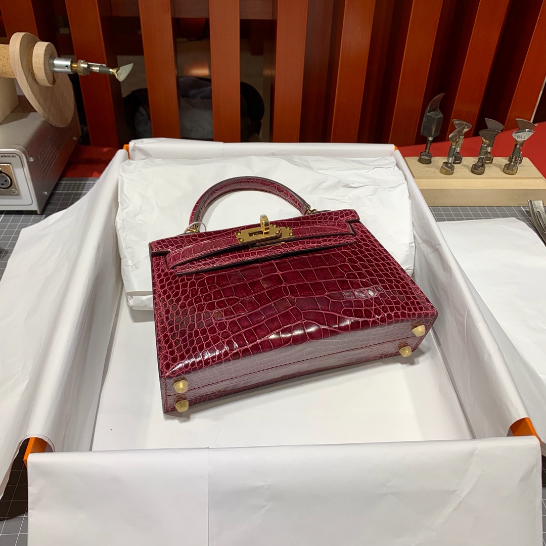 现货 爱马仕Minikelly2代手包 Hermes波尔多酒红亮光鳄鱼皮迷你凯莉包 金扣