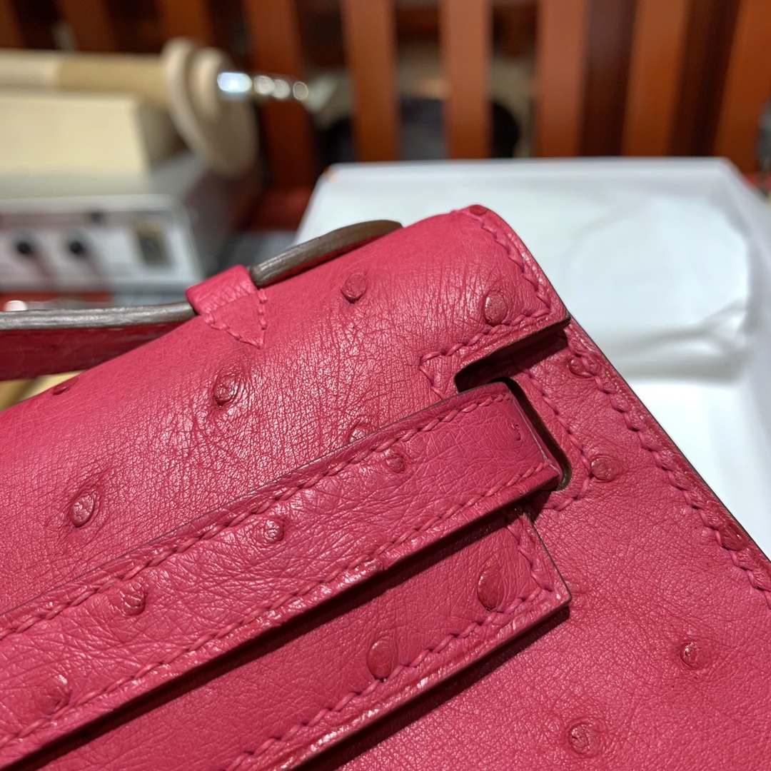 现货 爱马仕Minikelly手包 Hermes顶级鸵鸟皮迷你凯莉包一代 极致粉 金扣