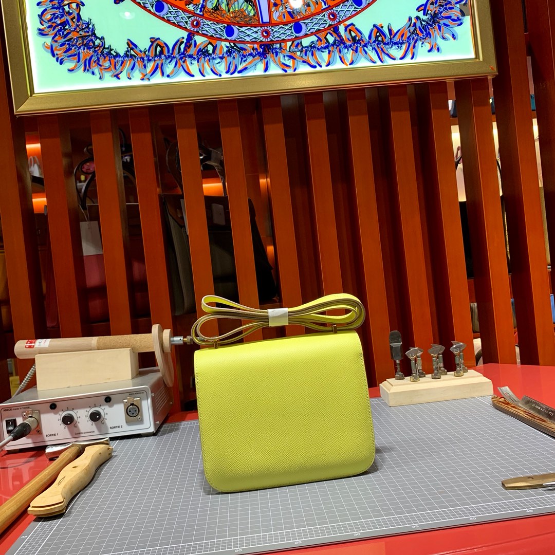 Hermes Constance18CM 爱马仕Epsom掌纹牛皮康斯坦包 鹅蛋黄 金扣