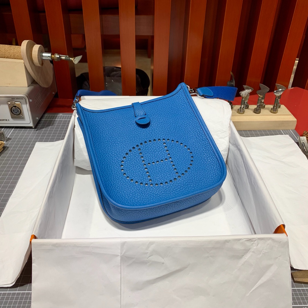 爱马仕伊芙琳包价格 Hermes Mini Evelyne17CM 坦桑尼亚蓝TC牛皮 银扣