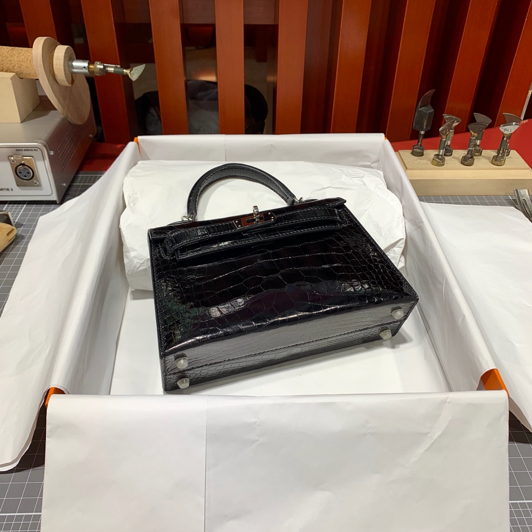 现货 Hermes爱马仕亮光美洲鳄鱼皮Minikelly迷你凯莉包2代手包 黑色 银扣